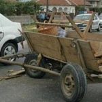 O masina si o caruta au intors brusc pentru a evita o coliziune frontalA iar consecintele au fost grave masina a lovit un stalp iar pasagera din caruta a cazut pe drum