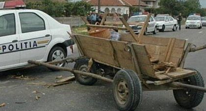O masina si o caruta au intors brusc pentru a evita o coliziune frontalA iar consecintele au fost grave masina a lovit un stalp iar pasagera din caruta a cazut pe drum