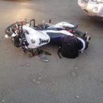 O soferita de 33 de ani i a fracturat piciorul unui motociclist