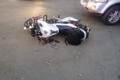 O soferita de 33 de ani i a fracturat piciorul unui motociclist