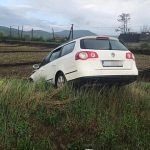 O soferita vitezomana a iesit de pe drum si a ajuns pe camp