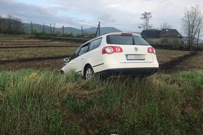 O soferita vitezomana a iesit de pe drum si a ajuns pe camp