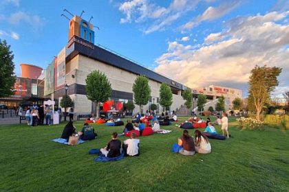 O var n care parcul de la Iulius Mall s a transformat ntr un loc de micare filme n aer liber distracie i momente petrecute mpreun