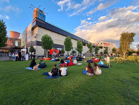 O var n care parcul de la Iulius Mall s a transformat ntr un loc de micare filme n aer liber distracie i momente petrecute mpreun