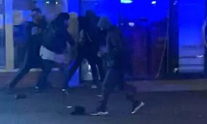 Opt tineri au fost arestati dupa o bataie in masa in fata unei discoteci din Todiresti