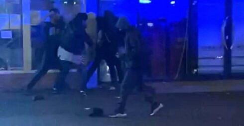 Opt tineri au fost arestati dupa o bataie in masa in fata unei discoteci din Todiresti