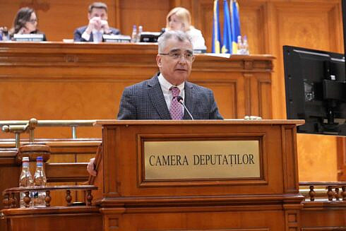 Petrisor Peiu liderul senatorilor AUR Guvernul Bolojan blocheaza cadastru si cartea funiculara de trei saptamani Tranzactii de peste un miliard de euro sunt paralizate iar romanii nu primesc niciun termen clara