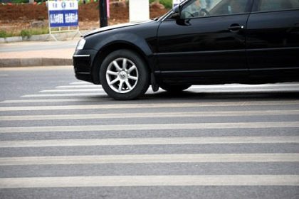 Pieton dus la spital dupa ce a fost lovit de un sofer neatent pe o trecere de pietoni in Campulung Moldovenesc