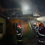 Pompierii din Suceava intervin cu sase autospeciale pentru a stinge incendiul izbucnit la o gospodarie din Voitinel foto
