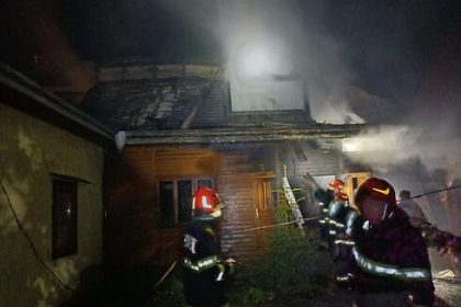 Pompierii din Suceava intervin cu sase autospeciale pentru a stinge incendiul izbucnit la o gospodarie din Voitinel foto