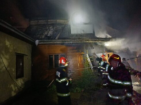 Pompierii din Suceava intervin cu sase autospeciale pentru a stinge incendiul izbucnit la o gospodarie din Voitinel foto