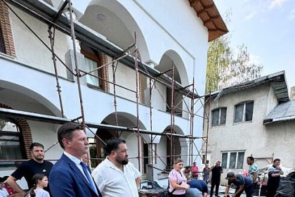 Prefectul Bogdan Pastrav a declarat ca va oferi suport financiar pentru restaurarea Paraclisului Manastirii Sf Ilie care a fost afectat de un incendiu El a fost prezent la locul incidentului pentru a analiza situatia foto