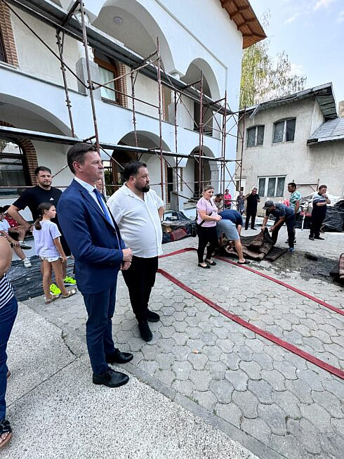 Prefectul Bogdan Pastrav a declarat ca va oferi suport financiar pentru restaurarea Paraclisului Manastirii Sf Ilie care a fost afectat de un incendiu El a fost prezent la locul incidentului pentru a analiza situatia foto