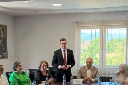 Prefectul Bogdan Pastrav discuta cu sucevenii din diaspora la Vicovu de Sus Consider ca dialogul direct este esential pentru a transforma intentia de revenire in oportunitati concrete si mai ales in povesti de succes in judetul Suceava