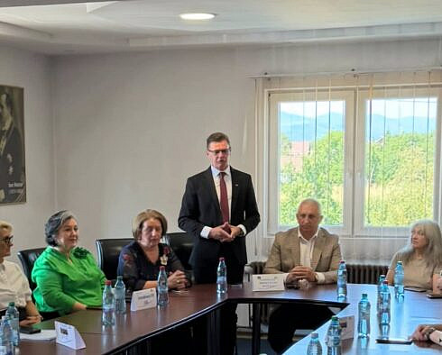 Prefectul Bogdan Pastrav discuta cu sucevenii din diaspora la Vicovu de Sus Consider ca dialogul direct este esential pentru a transforma intentia de revenire in oportunitati concrete si mai ales in povesti de succes in judetul Suceava