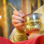Preot din Suceava acuzat de un credincios ca refuza sa l impartaseasca din cauza faptului ca nu s a spovedit la el