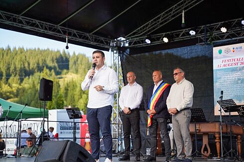 Presedintele Soldan a venit pregatit la Zilele Comunei Moldovita Anuntul care a bucurat locuitorii saptamana viitoare incep lucrarile pe DJ 176 Moldovita Vama