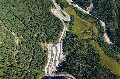 Presedintele Soldan anunta finalizarea aproape completa a drumului judetean Panaci Bilbor Drumul va asigura o legatura directa intre Vatra Dornei si Toplita prin Pasul Bilbor reducand traseul existent prin Bistrita cu 92 de kilometri