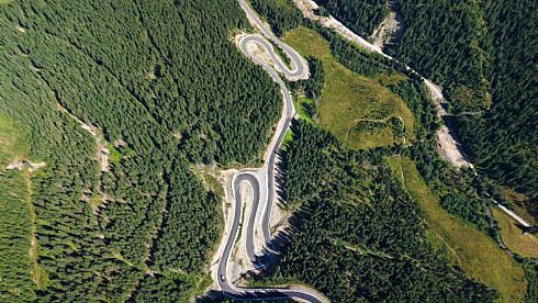 Presedintele Soldan anunta finalizarea aproape completa a drumului judetean Panaci Bilbor Drumul va asigura o legatura directa intre Vatra Dornei si Toplita prin Pasul Bilbor reducand traseul existent prin Bistrita cu 92 de kilometri
