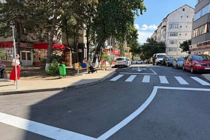 Primaria Suceava a amenajat zonele dintre blocuri si parcarile de pe strazile Ion Neculce si Octav Bancila din cartierul Zamca Primarul Rimbu a gasit o solutie pentru cei fara locuri de parcare pe strada Visinilor