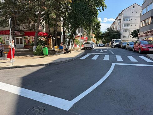 Primaria Suceava a amenajat zonele dintre blocuri si parcarile de pe strazile Ion Neculce si Octav Bancila din cartierul Zamca Primarul Rimbu a gasit o solutie pentru cei fara locuri de parcare pe strada Visinilor