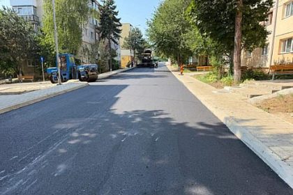 Primaria Suceava a finalizat asfaltarea stratului superior pe strada Iacob Zadik din Burdujeni foto