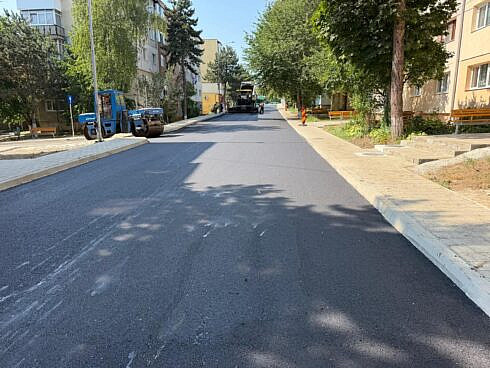 Primaria Suceava a finalizat asfaltarea stratului superior pe strada Iacob Zadik din Burdujeni foto