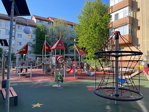 Primaria modernizeaza sapte locuri de joaca in municipiul Suceava Primele doua se afla pe strada Octav Bancila si pe Aleea Venus pentru care se aloca 117 milioane de lei