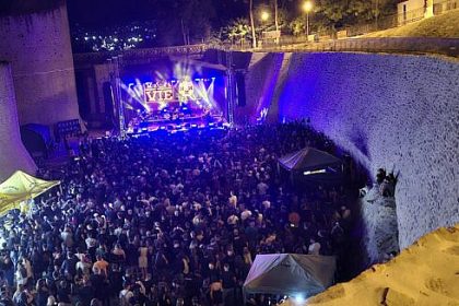 Rock ul a strans 8 375 de fani in santul Cetatii de Scaun a Sucevei foto