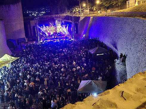 Rock ul a strans 8 375 de fani in santul Cetatii de Scaun a Sucevei foto