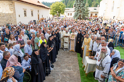 Schimbarea la Fata a Mantuitorului Hristos sarbatorita prin Liturghie arhiereasca la Manastirea Slatina foto