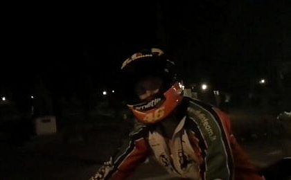 Si a ranit prietenul pasager pe motocicleta dupa ce s au rasturnat pe un drum de pietris si in loc sa l duc la spital l a dus acasa Tanarul de 18 ani fara permis care conducea motocicleta neinmatriculata a fost arestat