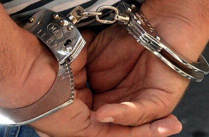 Sofer baut si cu permisul suspendat arestat de politisti in fata unui magazin din Radauti