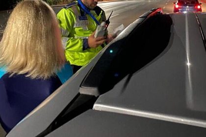 Soferita baut si recalcitranta fata de politisti incatusata si internata la Psihiatrie Femeia de 51 de ani fara permis a cauzat un accident in Suceava