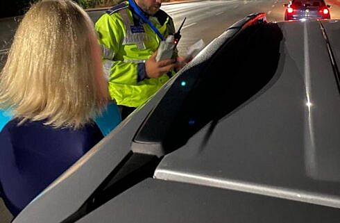 Soferita baut si recalcitranta fata de politisti incatusata si internata la Psihiatrie Femeia de 51 de ani fara permis a cauzat un accident in Suceava