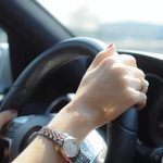 Soferita furioasa depistata bauta la volan dupa ce a fost oprita de politisti pentru viteza excesiva