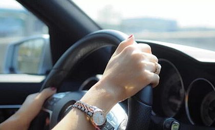 Soferita furioasa depistata bauta la volan dupa ce a fost oprita de politisti pentru viteza excesiva