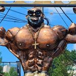 Statuia din Busteni care a generat controverse turistii o compara cu vedete precum Dorian Popa si Alex Velea in timp ce altii o considera un barbat hidos sau chiar Satana