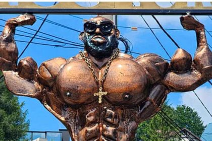 Statuia din Busteni care a generat controverse turistii o compara cu vedete precum Dorian Popa si Alex Velea in timp ce altii o considera un barbat hidos sau chiar Satana
