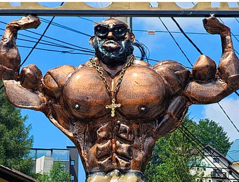 Statuia din Busteni care a generat controverse turistii o compara cu vedete precum Dorian Popa si Alex Velea in timp ce altii o considera un barbat hidos sau chiar Satana