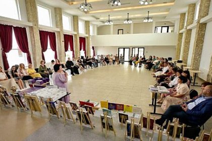 Sute de carti oferite cu ocazia Zilei Iubitorilor de Carti la Universitatea de Vara Merito Bucovina