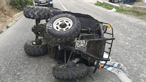 Tanar de 19 ani cu traumatism cranian sever dupa ce a cazut cu ATV ul pe sosea din cauza vitezei