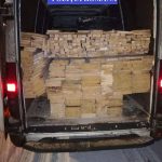 Transport ilegal de lemn interceptat de politistii din Vadu Moldovei in satul Dumbravita
