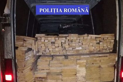 Transport ilegal de lemn interceptat de politistii din Vadu Moldovei in satul Dumbravita