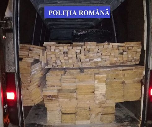 Transport ilegal de lemn interceptat de politistii din Vadu Moldovei in satul Dumbravita