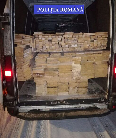 Transport ilegal de lemn interceptat de politistii din Vadu Moldovei in satul Dumbravita