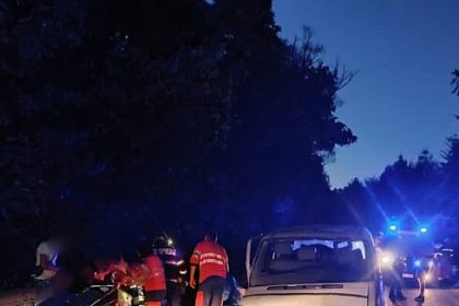 Trei adulti si un copil raniti grav in urma unei coliziuni intre un microbuz si doua masini la Fratauii Noi