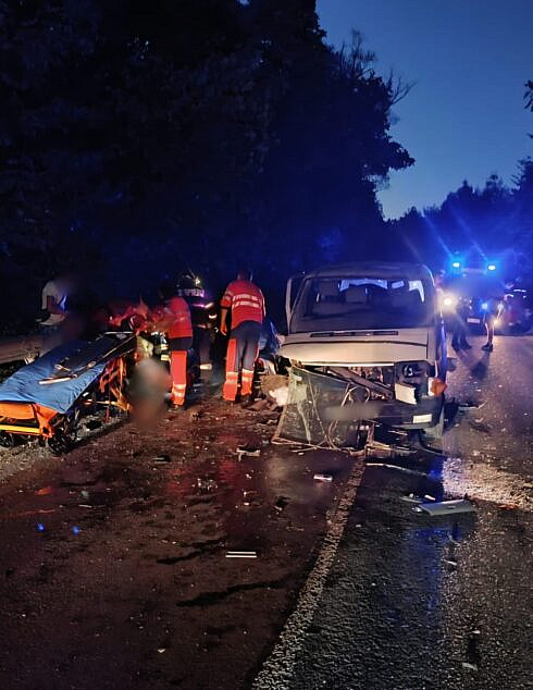 Trei adulti si un copil raniti grav in urma unei coliziuni intre un microbuz si doua masini la Fratauii Noi