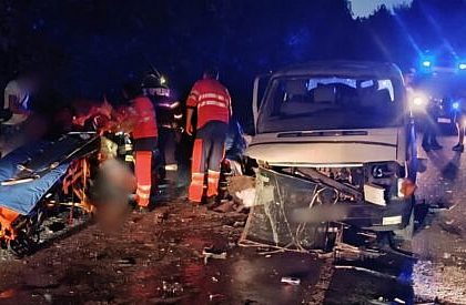 Trei femei si un adolescent de 15 ani raniti grav intr o coliziune intre un microbuz si doua masini la Fratautii Noi