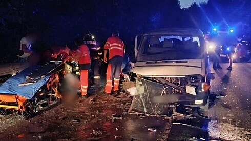 Trei femei si un adolescent de 15 ani raniti grav intr o coliziune intre un microbuz si doua masini la Fratautii Noi